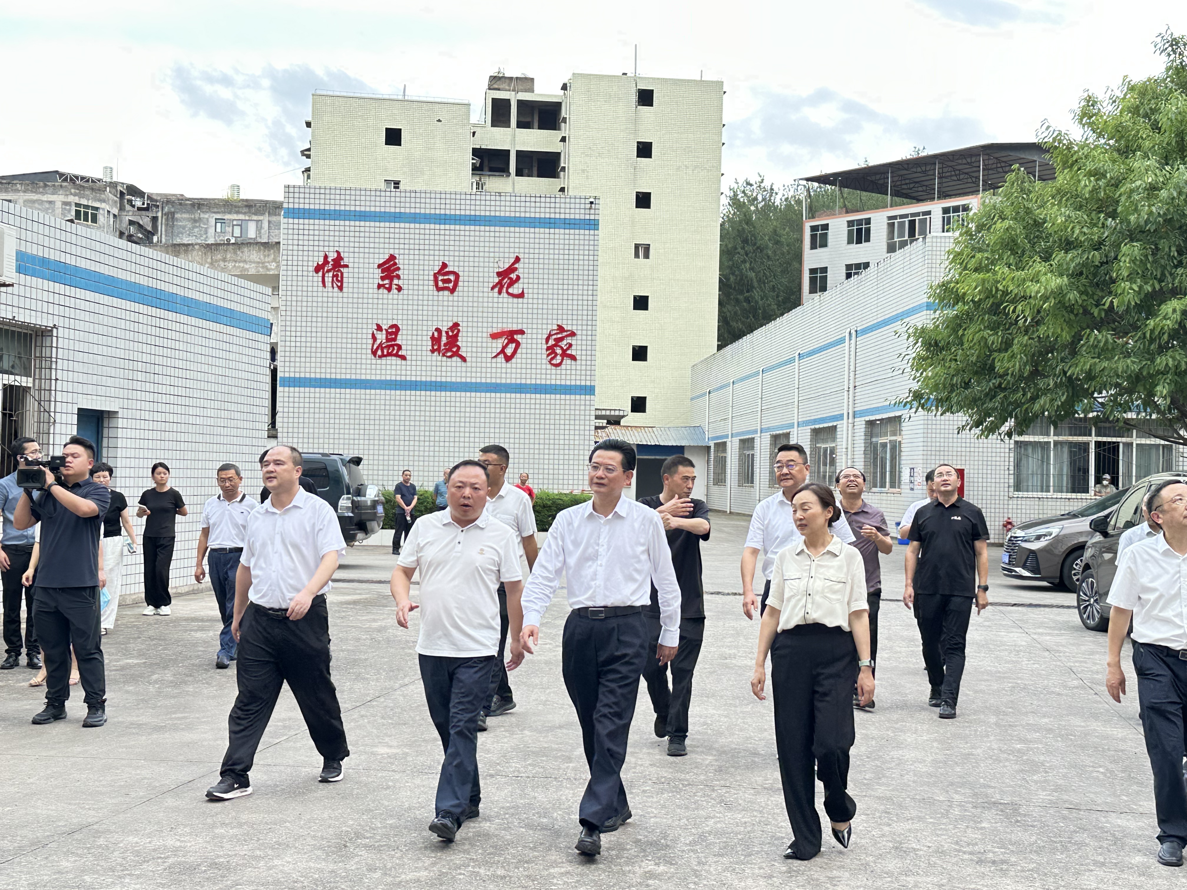 省供銷(xiāo)社黨組書(shū)記、理事會(huì)主任蔡邦銀深入通江縣白花棉業(yè)公司調(diào)研